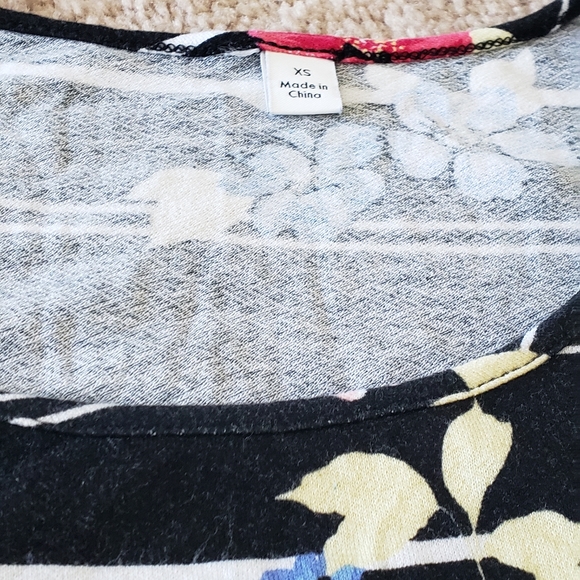 Xs Cold shoulder floral and stripe pattern flowy tee - Picture 3 of 6